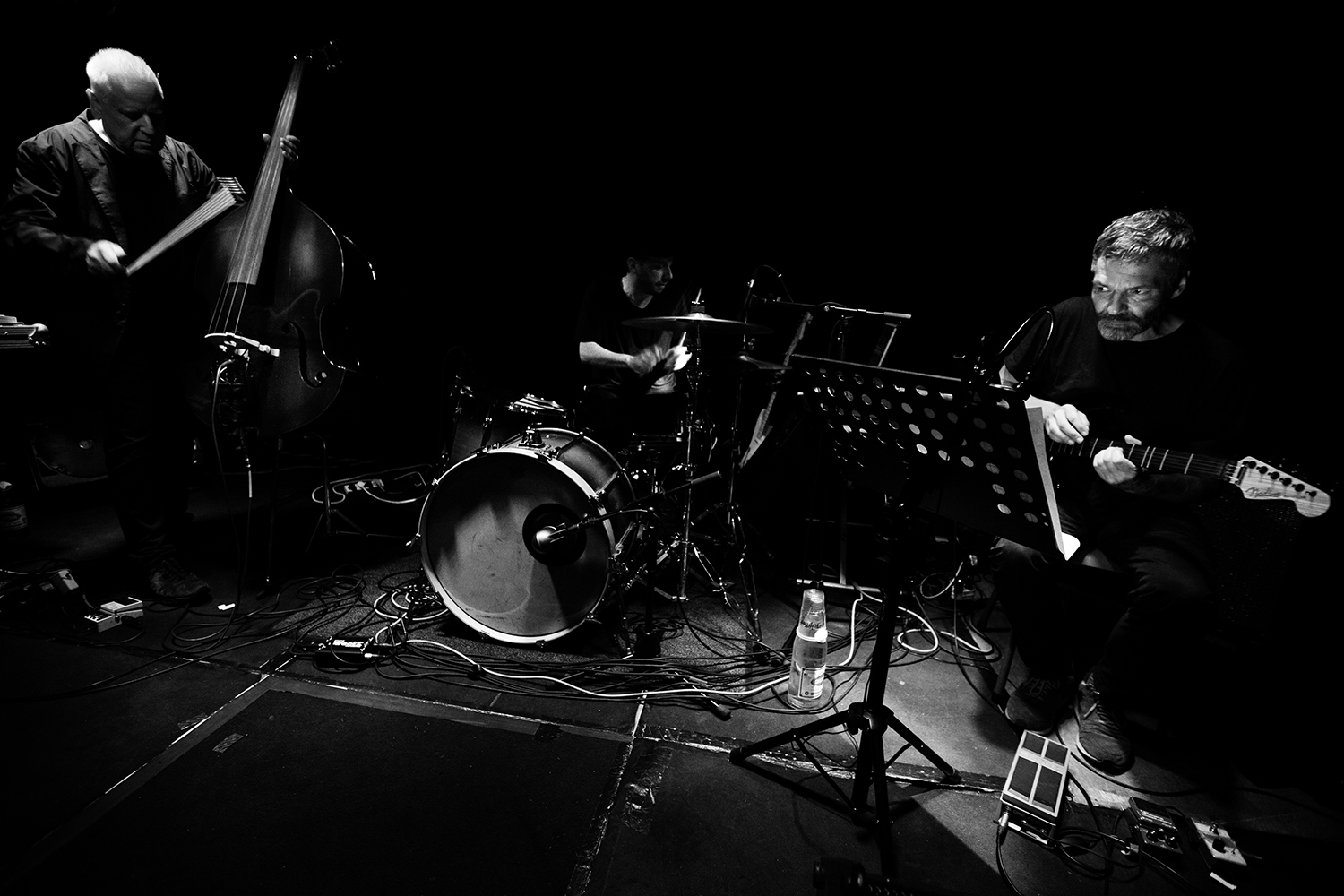 Arnold Dreyblatt & The Orchestra of Excited Strings by Laurent Orseau - Concert - Les Ateliers Claus - Brussels, Belgium #2